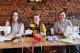 50.000 Wimpel sind zu überbieten: Wie sich Härtensdorf auf sein Jubiläum vorbereitet - Beim Nähen von Wimpelketten für den Festschmuck von Härtensdorf ein eingespieltes Team (von links): Lydia Zoller (23), Melissa Klemet (23) und Maria Müller (26).