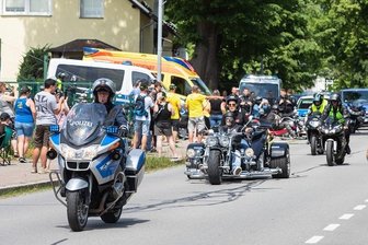 50 Biker bei Motorrad-Demo am Sachsenring: Organisatorin spricht von Missverständnissen - Die Demo der Motorradfreunde Nossen war am Sachsenring nur eine Randnotiz. Als der Tross am frühen Samstagnachmittag ankam, waren nur rund 50 Motorräder dabei.