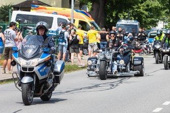 50 Demoteilnehmer und ein Missverständnis - Nach einem Stopp an der Goldbachstraße zog die Motorrad-Demo mit etwa 50 Bikern am Samstag nach Hermsdorf weiter. 