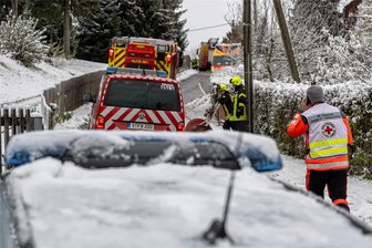 50 Feuerwehrleute im Einsatz: Wohnhausbrand in Ellefeld - Die Einsatzkräfte am Samstag in Ellefeld.