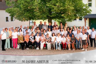 50 Jahre Abi: Erzgebirger organisiert Jahrgangstreffen mit Mission - Jahrgangstreffen: Organisator Christoph Stahl ist hinten rechts neben dem Baumstamm zu sehen.
