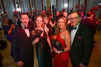 50 Jahre Chemnitzer Tanzschule Emmerling: „Je wilder die Zeiten draußen waren, desto mehr Zulauf hatten wir“ - Die Inhaber der Tanzschule: Carsten und Nadine Hetze sowie Yvonne Wolf und Mirko Dreischarf beim traditionellen Ball der Tanzschule zum Jahresbeginn.