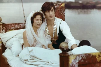 50 Jahre Erstausstrahlung: "Die Legende von Paul und Paula" - Eine "verrückte" Szene aus dem Film "Die Legende von Paul und Paula" mit Angelica Domröse und Winfried Glatzeder. Doch auch der berühmte Defa-Film kam nur in einer zensierten Fassung in die DDR-Kinos. So wurde eine Szene gestrichen, in der Paula ihren uniformierten Paul mit Sonnenblumen schmückte.  