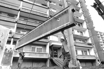 50 Jahre Heckert: Vom Aufbau und Abriss, Hausnummern-Chaos und Namen für Heimat - Wenn es um 50 Jahre Heckert-Gebiet geht, geht es auch um Abriss. Das Foto aus dem "Freie Presse"-Archiv stammt aus dem Jahr 1997 und zeigt die Demontage der Balkonbrüstungen an der sogenannten „Stadtmauer", dem gigantischen Wohnblock an der Johann-Richter-Straße.