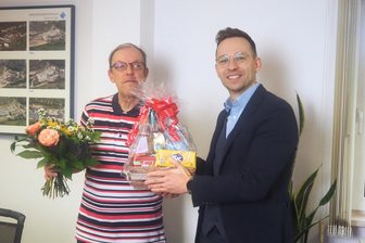 50 Jahre im Dienst für das Kreiskrankenhaus Greiz - Tommy Jehmlich (re.) gratuliert Bernd Lippert zum Jubiläum.