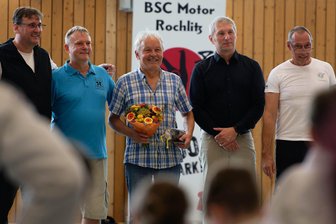 50 Jahre im Verein: Rochlitzer Judo-Trainer bekommt goldene Ehrennadel - Andreas Polster (M.), stellv. Abteilungsleiter Judo beim BSC Motor Rochlitz, wurde bei einem Judowettkampf in der Rochlitzer Regenbogen-Sporthalle mit einer goldenen Ehrennadel ausgezeichnet.