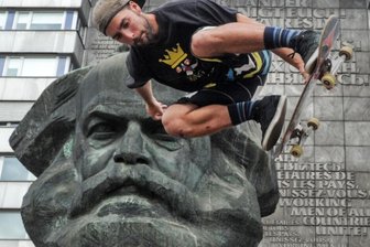 50 Jahre Karl-Marx-Kopf in Chemnitz: Welche Momente haben Sie mit dem Monument erlebt? - Das Karl-Marx-Monument ist Mittelpunkt, Bühne, Kulisse - wie hier im Foto für einen spanischen Skateboard-Artisten. Eine Sehenswürdigkeit, ein Alleinstellungsmerkmal, Fotoobjekt, beliebter Selfie-Hintergrund. Was bedeutet Ihnen der Bronze-Marx? Schreiben Sie es uns bitte!