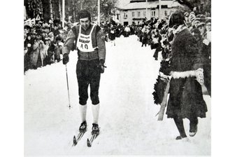 50 Jahre nach dem Sieg beim Wasalauf: Gert-Dietmar Klause lässt mit lockerem Spruch aufhorchen - Eine von vielen Geschichten rund um den Wasalaufsieg von Gert-Dietmar Klause 1975: Da auf der Zielgeraden der Vorsprung vor dem Schweden Ake Vingskog schmolz, der rechts von Klause in Schulterhöhe zu erahnen ist, gab es den Siegerkranz ausnahmsweise erst hinter der Ziellinie.
