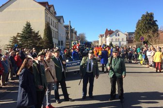 50 Jahre närrisches Treiben in Penig - Rund 650 Teilnehmer und mehr als 30 Schaubilder auf 20 Fahrzeuge haben am Faschingsumzug in Penig teilgenommen.