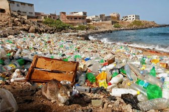 50 Jahre PET-Flasche: Leicht, billig, unzerbrechlich - und umweltschädlich - Mit der Verbreitung der Plastikflasche wurde rein ökologisch die Büchse der Pandora geöffnet: Millionen Tonnen Müll gelangen jedes Jahr in die Weltmeere, drei Viertel davon bestehen aus Plastik. Ein Großteil davon verschmutzt die Strände, wie im Bild die Atlantikküste von Senegal.