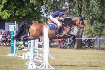 50 Jahre Pferdesport im Erzgebirge: Als die Bockwurst noch in der Milchkanne heiß gemacht wurde - Carolin Sieber mit Skarlett S 2 vom RFV Zwönitz war eine der Starterinnen beim Großen Reitturnier in Weißbach.