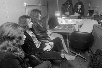 50 Jahre "Smoke on the Water": Ein Riff der Jahrhunderte - So sah in den 1970ern die feinste High-End-Tontechnik des Planeten aus: Die Deep-Purple-Musiker Roger Glover, Richie Blackmore, Ian Gillan, Jon Lord und Ian Paice (von links) mit Produzent Martin Birch bei den Aufnahmen zu "Machine Head" im mobilen Studio der Rolling Stones.