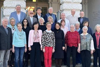 50 Jahre später: Goldenes Abitur vereint Schüler des Scholl-Gymnasiums in Freiberg - Tradition: Zum Goldenen Abitur wird ein Gruppenfoto vor dem Gymnasium in Freiberg gemacht.
