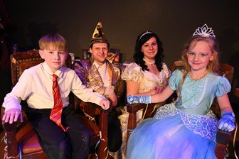 50 Jahre voller Humor: Diese Narren im Erzgebirge feiern bereits ihr goldenes Jubiläum - Das Kinderprinzenpaar Emil Winterle und Lotta Hahn mit Annika Markert und Lutz Görner.