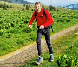 50 Kilometer in Draculas Reich - Viele Berge und saftiges Grün: Jens Fritzsch hat sich mit Rucksack und vielerlei Ausrüstung durch die Landschaften Rumäniens gekämpft. Der Transylvania Ultratrail über 50 Kilometer glich einer Tortur.