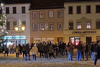 50 Leute bei "Spaziergang" in Glauchau - Der Markt in Glauchau am Montagabend.