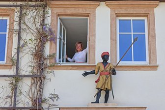 50-Meter-Umzug für den Geschäftserfolg: Warum eine Heilpraktikerin in Hohenstein-Ernstthal die Weinkellerstraße verlässt - Die neuen Praxis der Heilpraktikerin Martina-Lucia Wolf befinden sich am Altmarkt, direkt über der Mohrenapotheke.