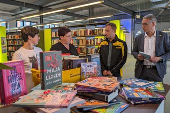 50 neue Gründe für einen Besuch in der Stadtbibliothek Flöha - Vincent Ackermann (2.v.r.) übergab die Bücher an Anett Schäfer, Susanne Stengel (v. l.) und Volker Holuscha (r.).