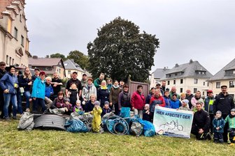 50 Oelsnitzer sammeln säckeweise Müll - doch an einer Stelle scheitern sie - Zur Müllschluckerwanderung des Heimatfördervereins Oelsnitz packten gut 50 Teilnehmer zu und sammelten Unrat.