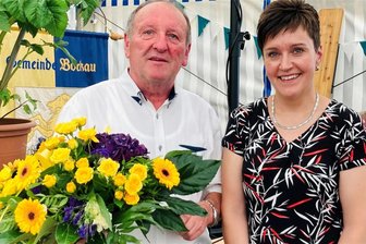 50. Wurzelfest in Bockau: Ein ganzes Dorf feiert drei Tage lang - Alt-Bürgermeister Siegfried Baumann bekam zum 50. Wurzelfest die Bürgermedaille der Gemeinde Bockau verliehen. Seine Nachfolgerin Franziska Meier hielt eine rührende Laudatio.