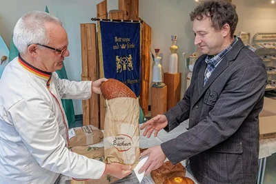 Auch Bäckermeister Rico Müller (rechts) aus Breitenbrunn hat Brote zur Prüfung eingereicht. 