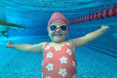 Das Wasser ist ihr Element: Trotz ihres jungen Alters von erst vier Jahren kann Marla Oelschlägel schon Schwimmen und sich ganz alleine im Wasser bewegen.
