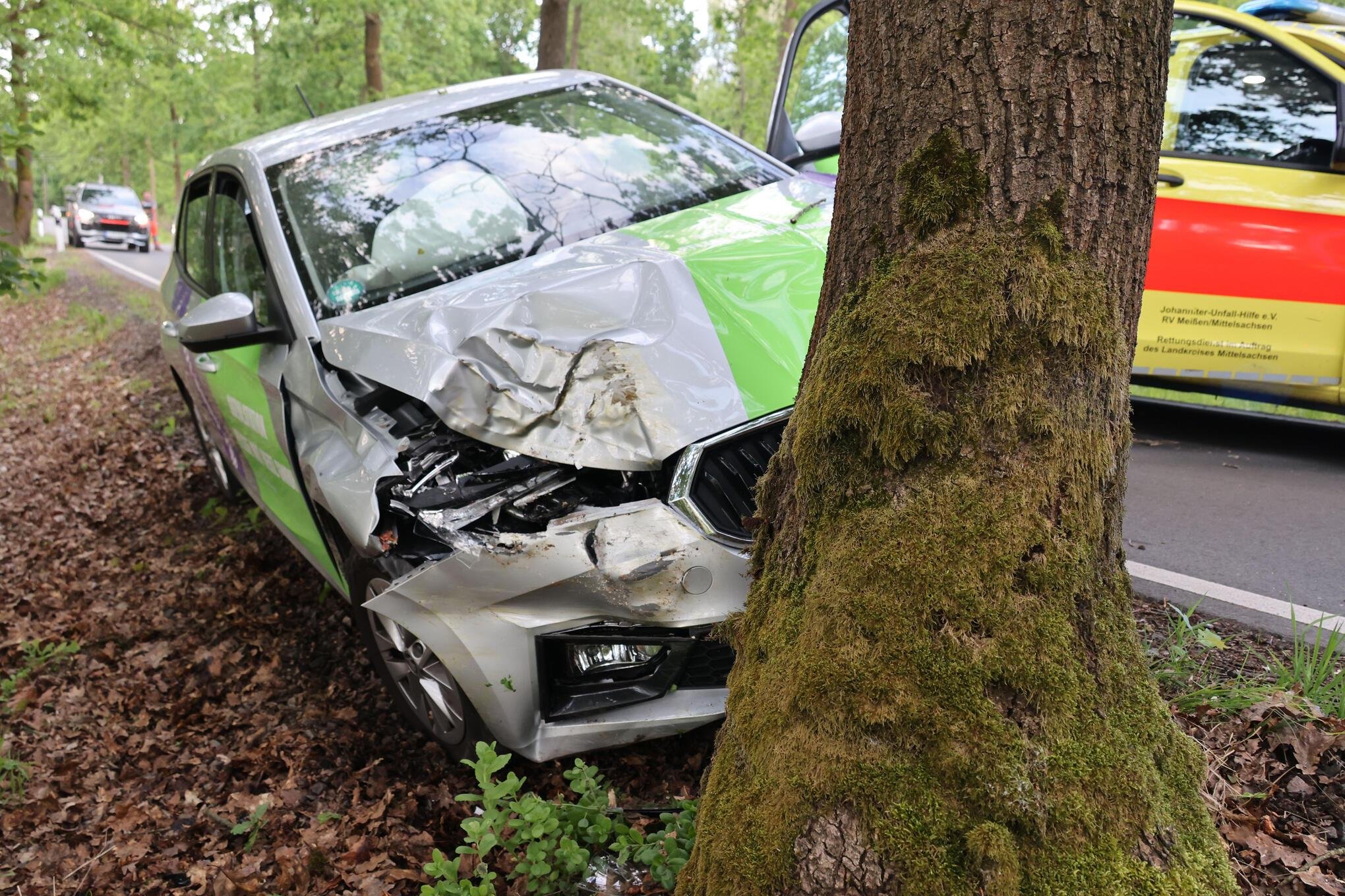 Auto kollidiert in Chemnitz mit Baum