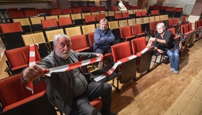 Andreas Zweigler (vorn), Gerd Ulbricht und Ellen Schaller beraten über Wege für eine Rückkehr zum Kabarettbetrieb.