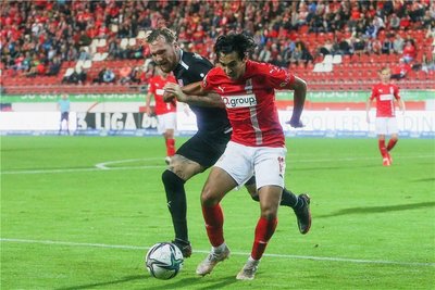 Fußballerisch eine Bereicherung: FSV-Stürmer Johan Gómez im Duell mit Halles Jan Löhmannsröben. 