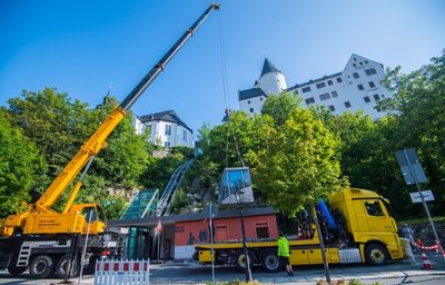 Spektakulär war die Aktion, bei der im Sommer 2020 die Kabine des Schrägaufzugs für eine Aufarbeitung demontiert und verladen wurde. Derzeit ist der Aufzug wegen eines Hydraulikproblems außer Betrieb. 