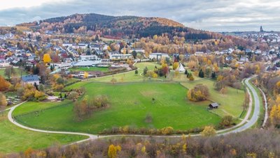 Blick aus der Vogelperspektive auf den Kurpark von Bad Schlema. Der soll im Zentrum der Landesgartenschau im Jahr 2026 stehen. 