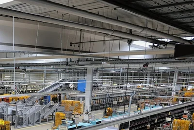 Der neue Multiformatsorter ist etwa 70 Meter lang, elf Meter breit und drei Meter hoch.