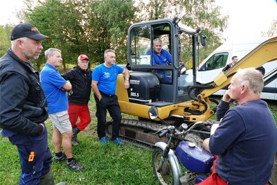 Arbeitsbesprechung am Hübler-Busch: Im Bagger sitzt dabei Mario Auerbach, der im Waldkirchener Helferteam zu den Männern der ersten Stunde gehört.