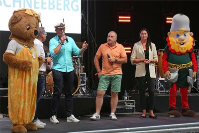 Jörg Sämann (Mitte) fordert in diesem Jahr Schneebergs Stadtchef Ingo Seifert (4. von rechts) zur Bürgermeisterwette heraus.