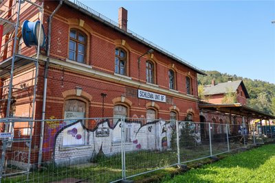 Der Bahnhof Niederschlema. Aus der dortigen ehemaligen Gaststätte wurde das Parkett ausgebaut.