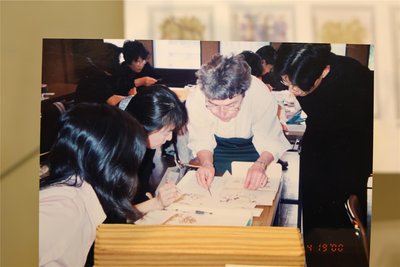 Selbst in Japan hat Christiane Schlüssel ihre Blütenkunst-Technik gelehrt.