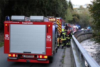 Wie schon am Mittwoch war am Donnerstagabend die Sehmatalstraße zwischen Ortsausgang Frohnau und B 95 erneut gesperrt worden. Die Retter bauten dort ihr Equipment auf.