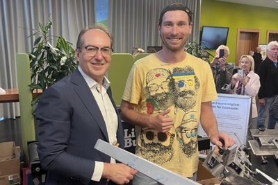 Innenminister Alexander Dobrindt am Stand von „Karlskopf“ bei Martin König.