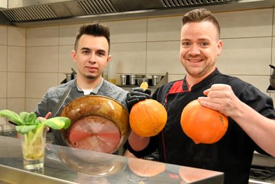 Max Menzer (l.) und Bastian Wolf kochen im Gasthaus Futterkammer in Frankenberg immer saisonal und mit viel Freude.