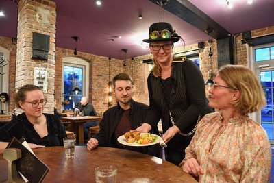 Nancy Preller hat in ihrer Pension Weltraumbahnhof in Morgenröthe-Rautenkranz ein öffentliches Bistro eingerichtet. Angeboten werden kleine, aber dennoch vollwertige Speisen.