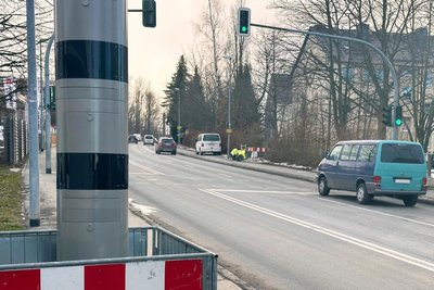 Der Aufbau der neuen Messanlage auf der B 95 in Annaberg-Buchholz wurde am Dienstag fortgesetzt.