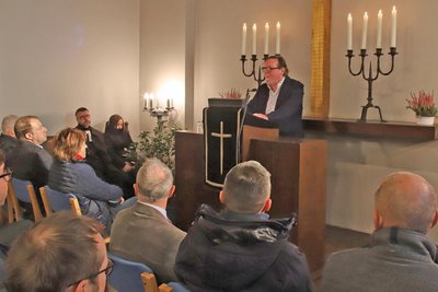 Christoph Heubner vom Internationalen Auschwitz-Komitee führte in der Kirche durch die Gedenkfeier.