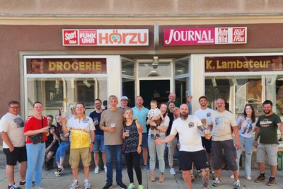 Alle guten Wünsche zur Eröffnungsparty: In einem der stadtbildprägenden Lengenfelder Läden ist neues Leben eingezogen – was auf den ersten Blick nicht ins Auge fällt.