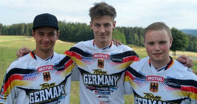 Diese drei Erzgebirger starten für Deutschland: Florian Gröner, Karl Weigelt und Pascal Sadecki (v. l.) treten bei der 96. Internationalen Sechstagefahrt in Frankreich für das Team Germany an. 
