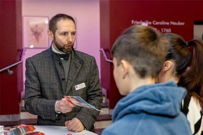 Jens Weimann informiert Familien, was bei der Anmeldung für die Jugendweihe im nächsten Jahr zu beachten ist.
