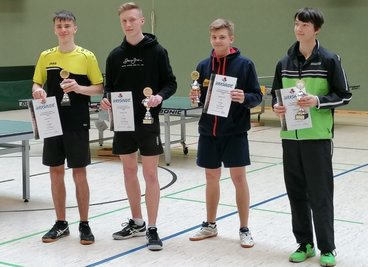 Der Lengenfelder Lenny Lösche (Zweiter von rechts) setzte sich im U-18-Finale gegen den Röthenbacher Niclas Übelhack (rechts) durch.