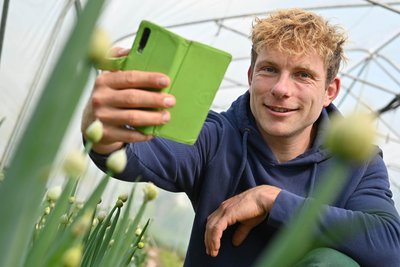 Mit dem Smartphone dreht Daniel Hausmann auch Filme für soziale Medien.