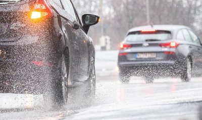 Unwetterwarnung für Deutschland: Der Deutsche Wetterdienst rechnet zum Wochenende mit Gewittern, Starkregen und Sturmböen. Besonders bei stehendem Wasser auf der Fahrbahn besteht Aquaplaning-Gefahr.