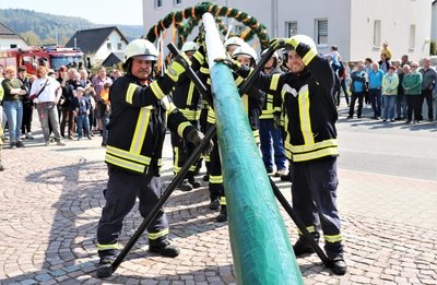 Um das Aufstellen des neuen Maibaums in Falkenau kümmerte sich die Freiwillige Feuerwehr des Ortes. 