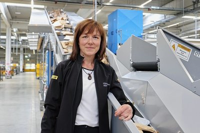 Briefzentrums-Leiterin Kathrin Kautzsch am Transportband der neuen Anlage. 